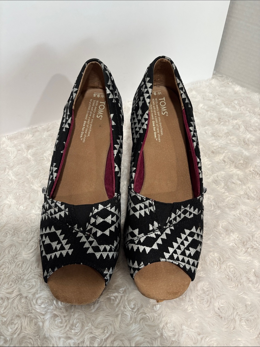 Toms Black & White Geometric Peep-Toe Flats with Burgundy Lining size 9.5 Wide